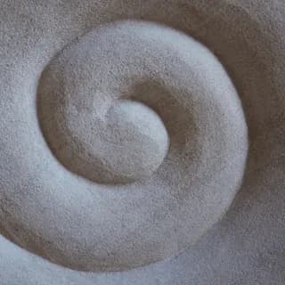 Caracola en espiral tallada en piedra